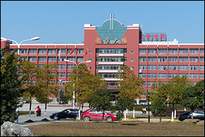 Das Hauptgebäude der Yichun-Universität